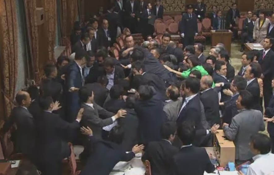 Bataie in Parlamentul Japoniei, in timpul unei dezbateri pentru modificarea Constitutiei. VIDEO