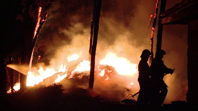 Incendii in lant la Sinesti. Familia tanarului torturat pana la moarte ar fi pus la cale o razbunare crunta