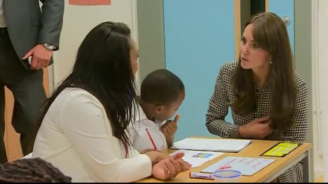 Kate Middleton si-a reluat indatoririle regale la 4 luni dupa ce a nascut. Ducesa a aparut in public cu un nou look