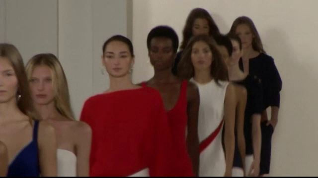 Ralph Lauren si-a prezentat noua colectie la New York. Designerul s-a inspirat din moda Rivierei Franceze