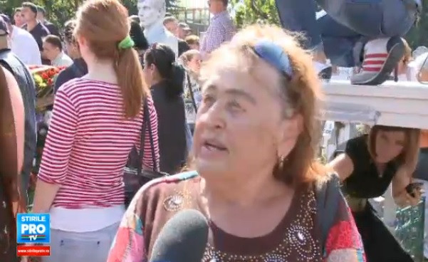 "A murit ultimul erou al Romaniei". Declaratia facuta de o doamna la inmormantarea lui Corneliu Vadim Tudor. VIDEO