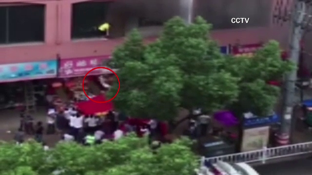 Scene dramatice in China. Mai multi copii de 2 si 3 ani, aruncati pe fereastra de pompieri, pentru a-i salva de un incendiu