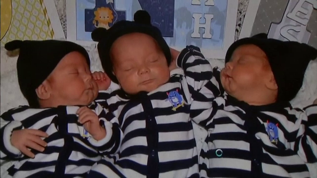 Un caz intalnit la 200 de milioane de nasteri: o familie din New York are tripleti identici. Cum ii deosebesc parintii