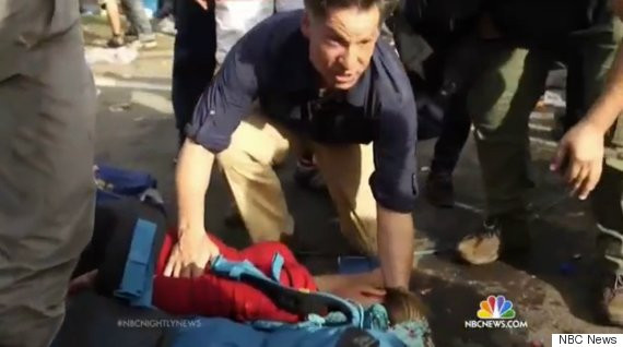 Momentul in care o refugiata insarcinata in 9 luni se prabuseste la pamant, la picioarele unui reporter american. Ce a urmat