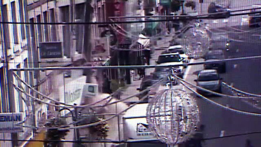 Scene de cosmar intr-un orasel din Belgia. O casa s-a prabusit in centrul localitatii, cazand peste masini. VIDEO