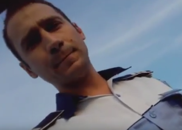 Sofer scos cu forta din masina de 2 politisti braileni, dupa ce l-au oprit pentru viteza. "Vreti sa va scot pe geam?". VIDEO