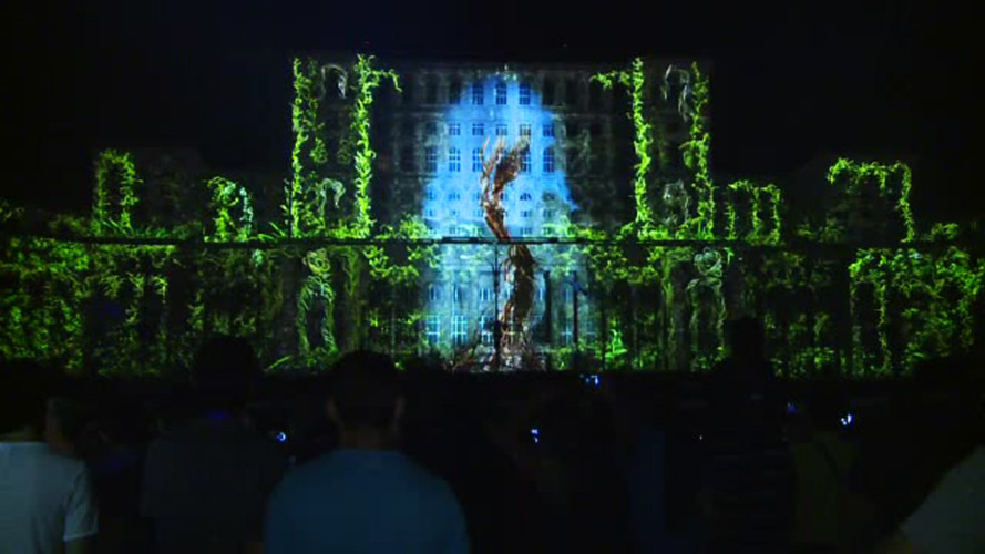 Spectacol unic in Europa, cu ocazia Zilei Bucurestiului. Ce au facut artistii pe fatada Casei Poporului