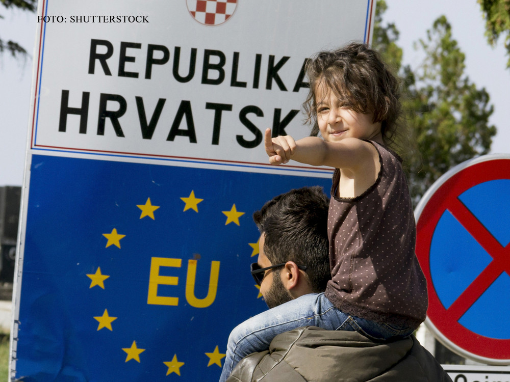 parinte cu copil in spate intra in Croatia