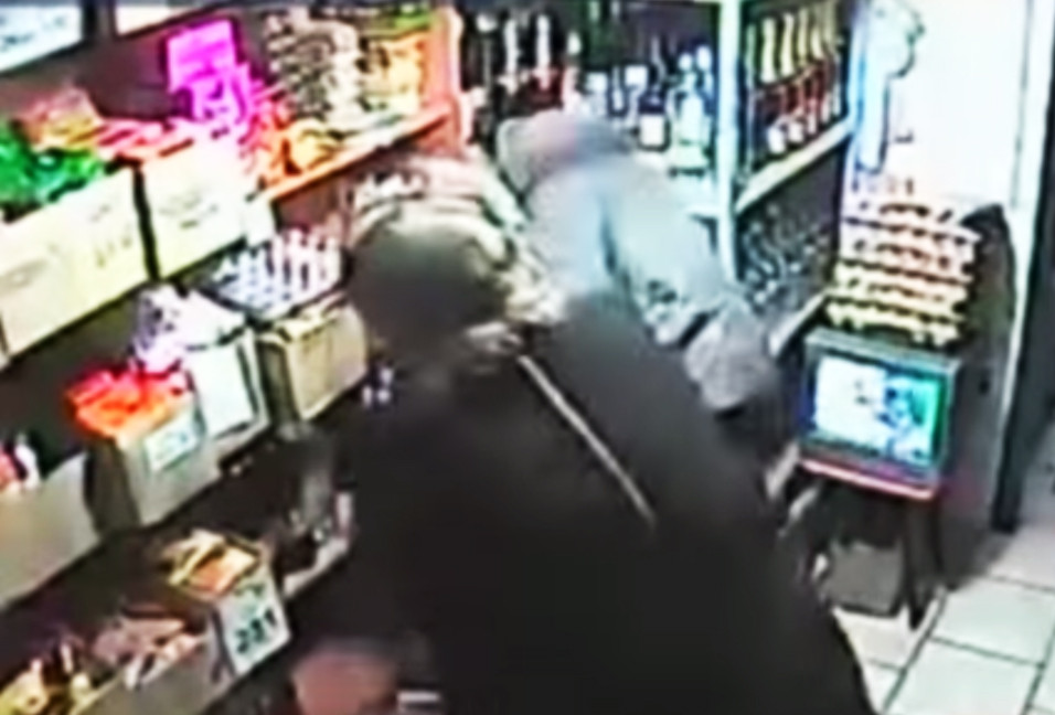 Un fost boxer a fost batut de o batranica din Rusia. Motivul pentru care femeia era furioasa