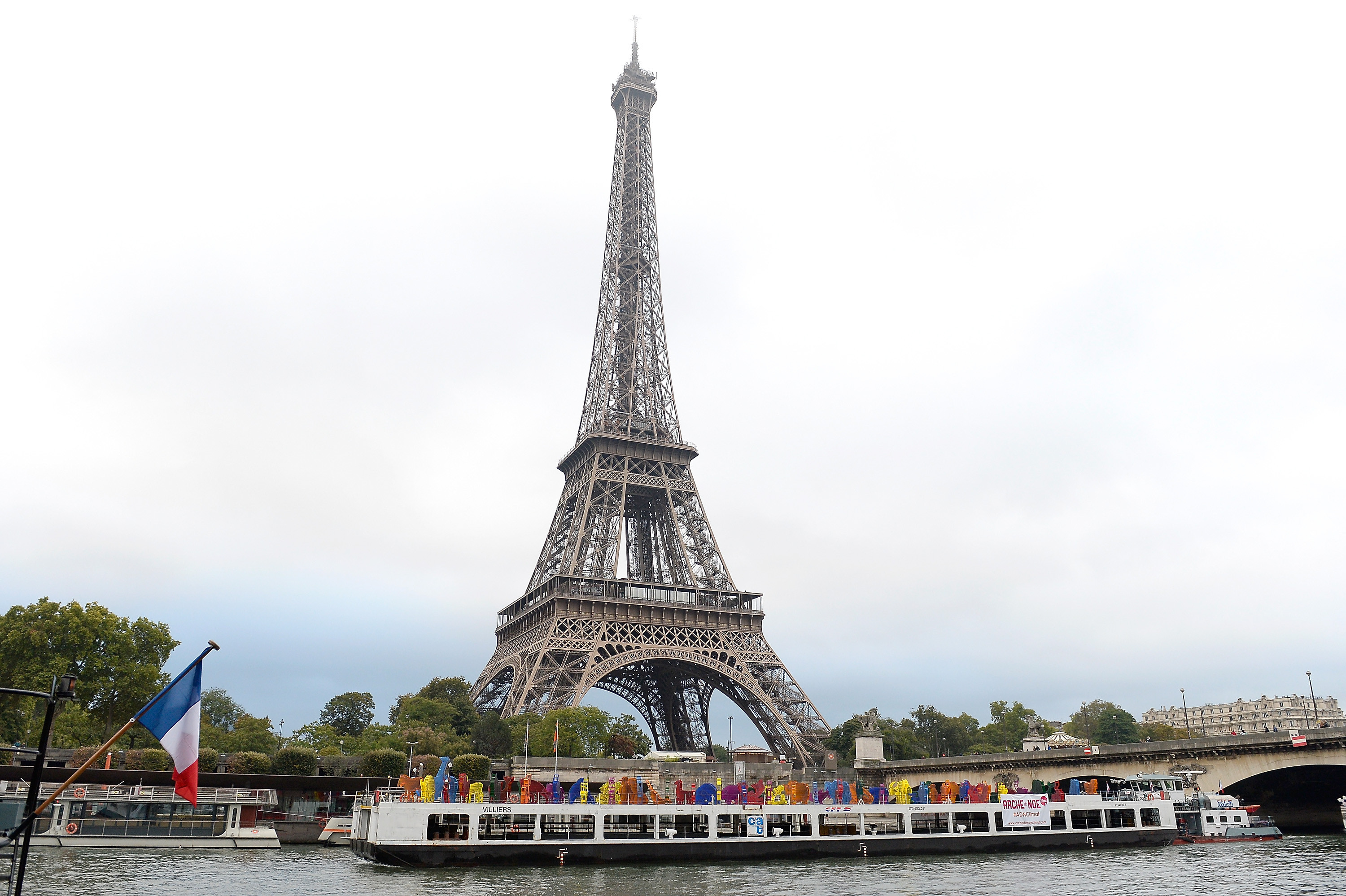 Alerta in Paris. Turnul Eiffel a fost inchis vizitatorilor: autoritatile cauta un presupus terorist