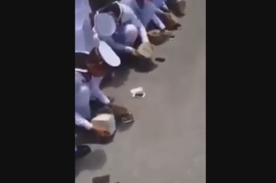 Cadeti din Marina thailandeza, obligati sa-si sparga smartphone-urile dupa ce au venit cu ele la scoala. Totul a fost filmat