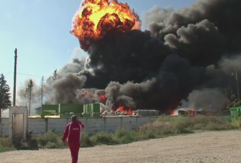 Incendiu de proportii la un depozit cu materiale inflamabile, in Bacau. "Flacarile se vedeau de la intrarea in oras"