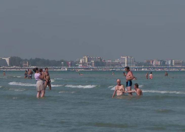 Plaje pline si turisti fericiti pe litoralul romanesc, la mijloc de septembrie. Cand se raceste vremea