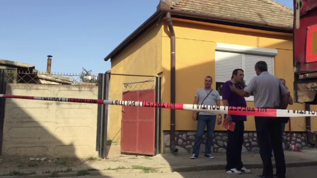 Barbatul gasit in stare de putrefactie intr-o casa din Sibiu va fi identificat cu teste ADN. Politistii au gasit arma crimei