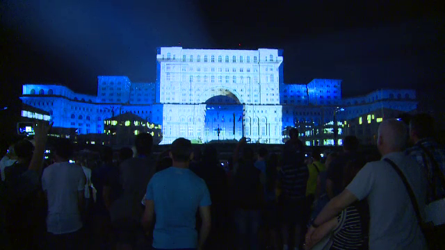 Spectacol unic de Zilele Bucurestiului. 30.000 de romani au asistat la o proiectie video inedita pe Casa Poporului