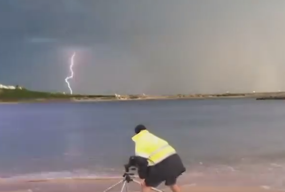 Momentul incredibil in care un fotograf este lovit de un fulger. Ce putere supranaturala spune ca a dezvoltat apoi. VIDEO