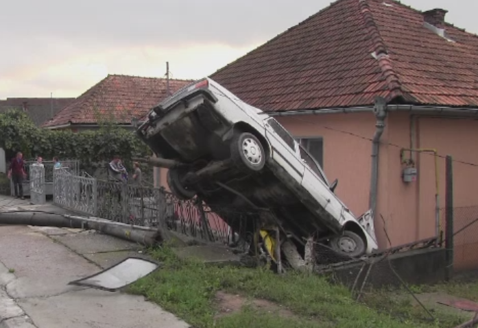 Cascadoria unui barbat din Dej. Cum a ajuns cu masina suspendata pe un gard, dupa ce a rupt un stalp de electricitate