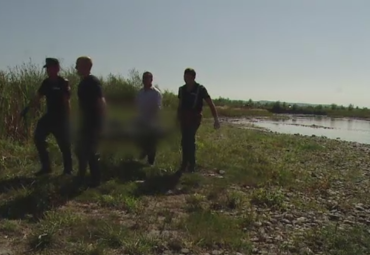 Descoperire macabra in raul Mures. Cadavrul unui barbat in stare de putrefactie, gasit de cativa pescari