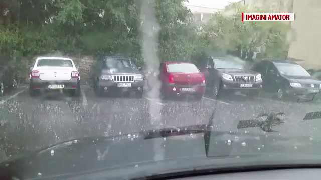 O furtuna de 20 de minute a facut prapad in Brasov. Grindina de marimea unui bob de fasole a acoperit tot orasul
