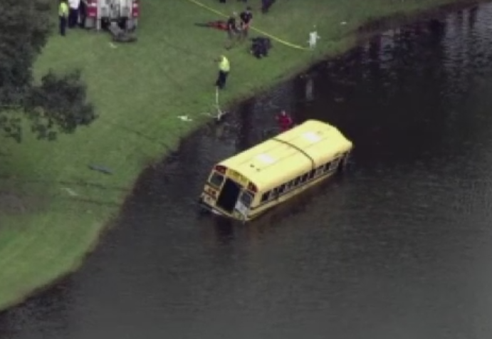 Accident dramatic in Florida. Un autobuz plin cu copii s-a rasturnat intr-un iaz, dupa ce soferul a pierdut controlul. VIDEO