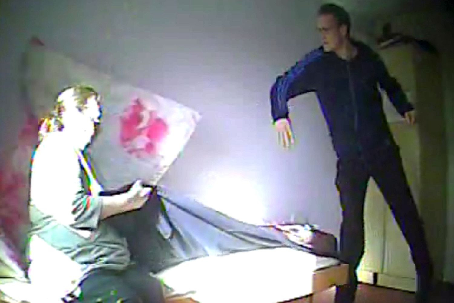 A instalat o camera ascunsa in salonul mamei sale si a avut un soc cand a urmarit filmarea. Ce i-au facut doi angajati. VIDEO