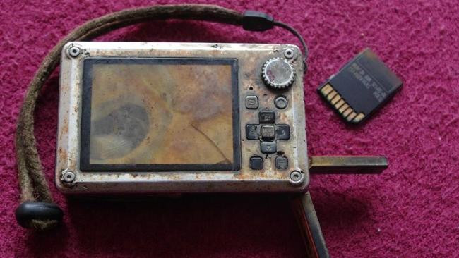 Au gasit un aparat foto ruginit, pe fundul unui rau, si au fost surprinsi de ce au gasit in el. Cum au dat de proprietar