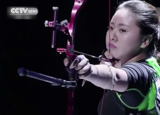 Ca in "Jocurile Foamei". Momentul in care o tanara din China trage cu arcul prin 4 ventilatoare electrice. VIDEO