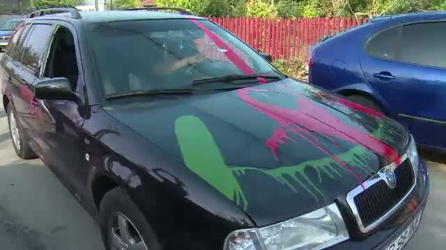 Ambele masini ale unei familii din Dambovita, vandalizate la miezul noptii. Primele indicii ale politistilor