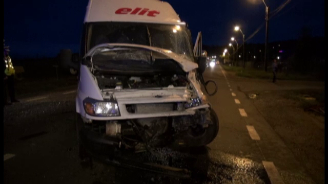 Microbuz plin cu muncitori, spulberat in trafic, la Baia Mare. Soferul care a provocat accidentul a ramas blocat in masina
