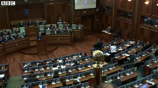 Premierul din Kosovo, "bombardat cu oua" in timpul unui discurs. Motivul pentru care parlamentarii s-au razbunat pe el