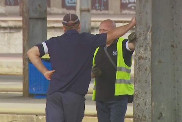 Angajatii CFR cer majorari salariale de 10% si ameninta cu greva generala. Cat castiga un mecanic de locomotiva