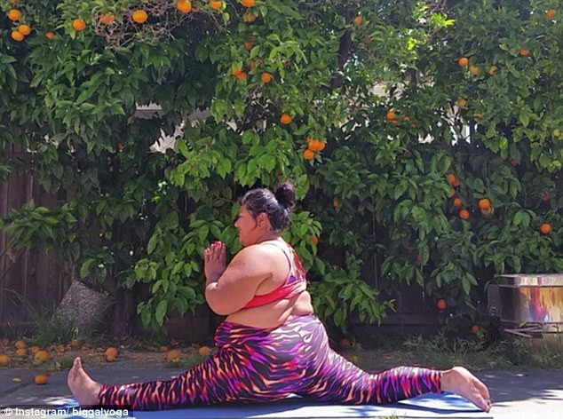 Este supraponderala, dar poate sa stea in pozitii complicate de yoga. Pozele cu care aceasta tanara si-a cucerit fanii