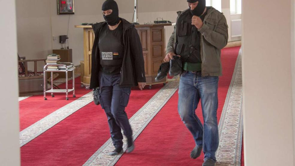 Politistii germani au facut razie in sosete, in moschea suspectata ca racola combatanti pentru ISIS