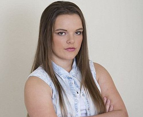 Batuta in curtea scolii si terorizata pe Facebook. O eleva britanica a ajuns sa aiba atacuri de panica din cauza colegilor