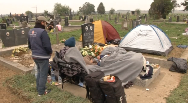Peste 2000 de refugiati au dormit intr-un cimitir de la granita sarbo-croata. Au instalat corturi printre morminte. VIDEO