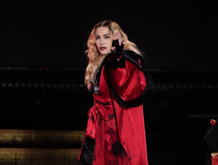 Pedeapsa incredibila a Madonnei pentru un dansator care a intarziat la repetitii: i-a cerut sa-i sarute picioarele