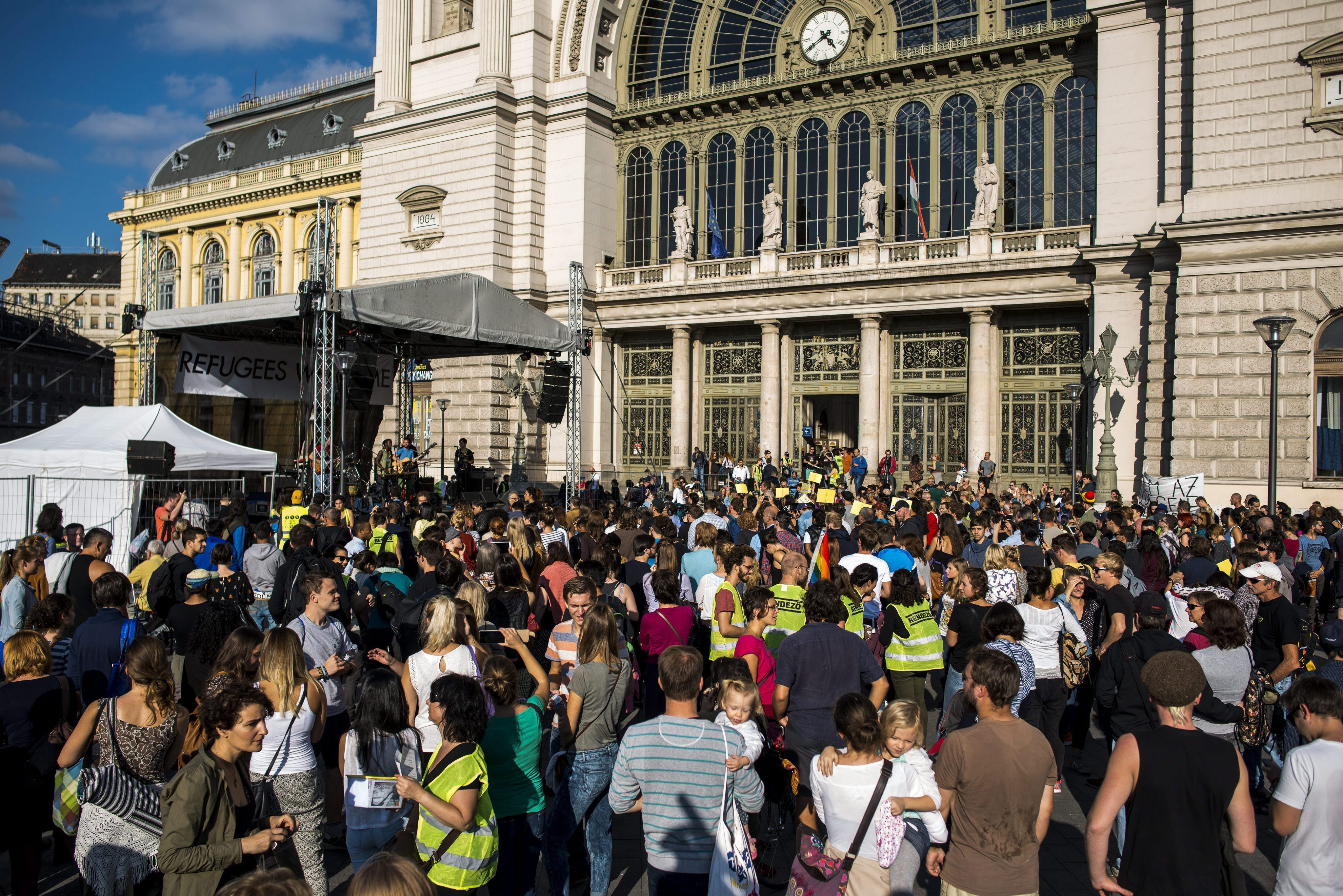 Imaginea saptamanii. Un fotograf din Budapesta a surprins momentul in care un cuplu de refugiati se saruta in gara Keleti