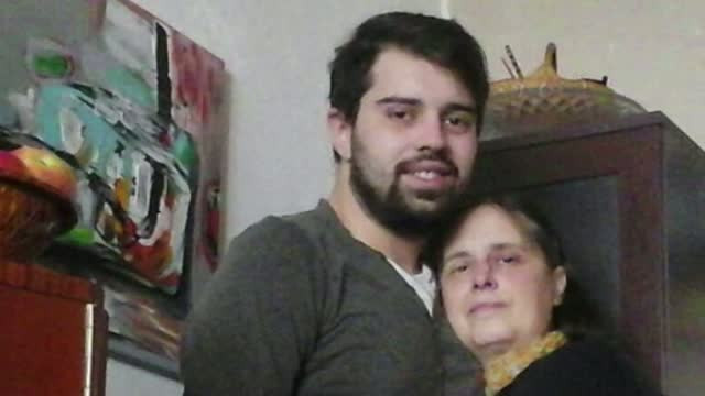 Tanarul din Brasov care si-a injunghiat mama pe scara blocului, declaratie halucinanta la politie. Ce scrisese pe Facebook