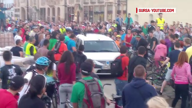 Scandal pe strada intre un grup de biciclisti si un sofer italian. Barbatul a intrat cu masina peste ei in timpul unui mars