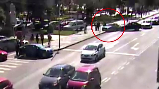 Accident FILMAT la Braila. Masina spulberata in trafic si proiectata pe "zebra", unde erau mai multi pietoni