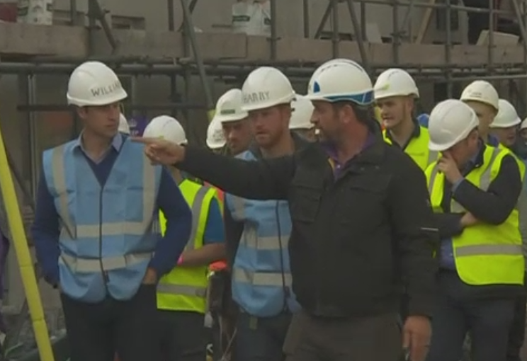 Printii William si Harry, muncitori in constructii. Cei doi au ajutat la renovarea unor locuinte sociale din Manchester