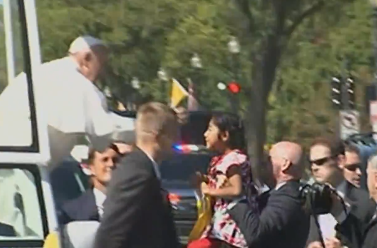 Intalnirea emotionanta dintre Papa Francisc si o fetita din public, la Washington. Ce scrisoare i-a inmanat micuta. VIDEO