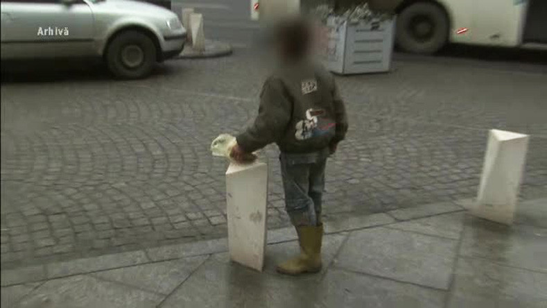 Preoti anchetati pentru implicarea intr-o retea de cersetorie cu minori. Copii care dormeau sub poduri si mancau din pubele