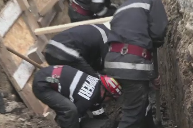 Tragedie in Targoviste. Un muncitor a murit strivit de un mal de pamant in timp ce lucra la canalizarea orasului