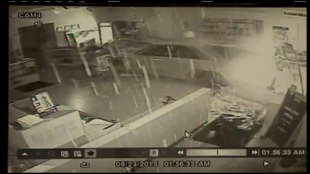 Au intrat cu masina intr-un magazin de arme, iar ceea ce a urmat pare scena de film. Camerele au surprins totul