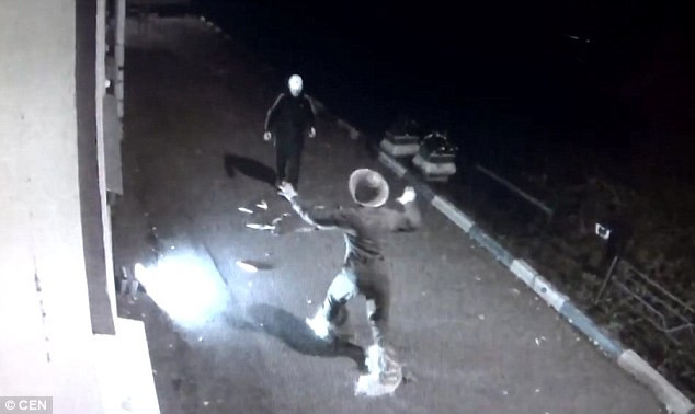 S-a imbracat in "zombie", sa sperie lumea si sa puna clipul pe net, dar si-a gasit nașul: "Am crezut ca asta mi-e sfarsitul"