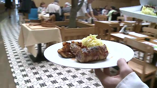 Scaderea TVA le-a adus o "surpriza" romanilor in nota de plata. Cu cat au scazut de fapt preturile in restaurante si cafenele