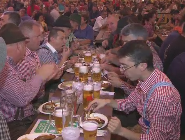 Sibiul petrece nemteste. A inceput CibinFest, sarbatoare unde s-au pregatit 50.000 de litri de bere si tone de delicatese