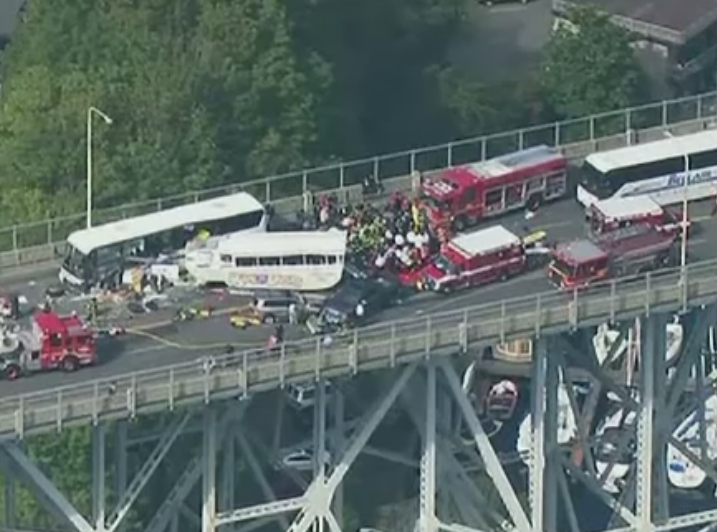 Grav accident in Seattle. Patru morti si 12 raniti grav dupa ce un autobuz a lovit o masina si un autocar plin cu studenti