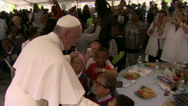 Vizita Papei Francisc in SUA, un adevarat fenomen. Suveranul Pontif a ajutat la servirea pranzului la o cantina sociala